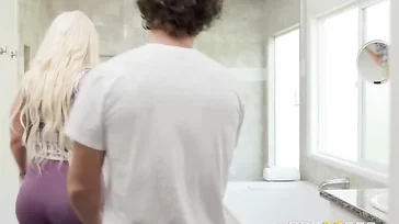 Mein Sohn geht mit mir unter die Dusche. Er möchte, dass ich ihn abtrockne!