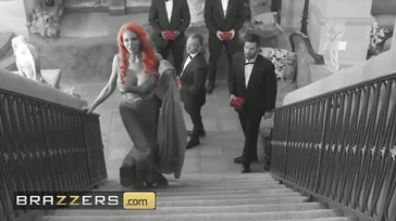Nicolette Shea is de koningin van het feest en iedereen wil haar neuken!