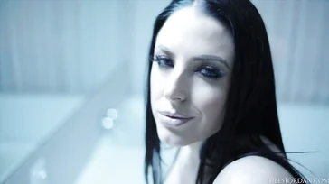 La plantureuse Angela White suce une grosse bite noire.