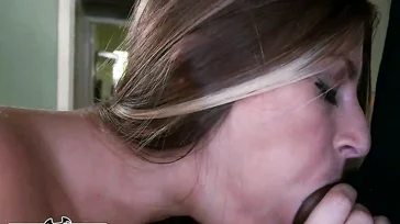 A bunda de Rachel Rayye está oleada e pronta para balançar.