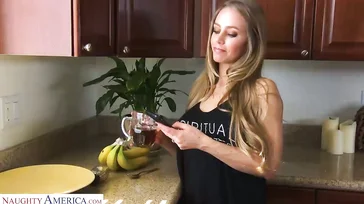 La signora Nicole Aniston fa sesso con il massaggiatore.
