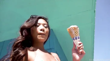 Questa signora inizia a flirtare con il cognato nel furgone.