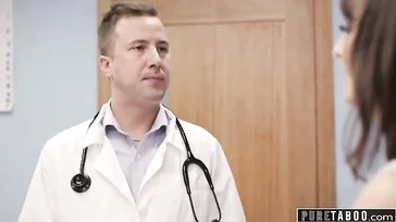 O médico deixa a buceta dela toda cheia de leite.
