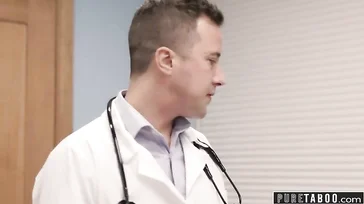 O médico deixa a buceta dela toda cheia de leite.