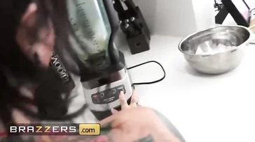 Joanna Angel kommt mehrmals, wenn sie so gefickt wird …
