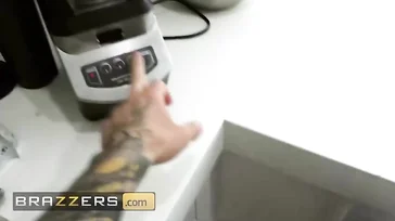 Joanna Angel kommt mehrmals, wenn sie so gefickt wird …