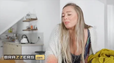 A mãe vê a filha comendo.