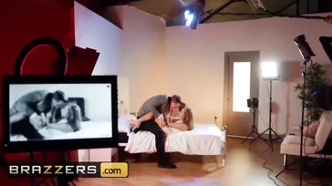So sieht diese Milf mit ihrem mit Sperma bedeckten Gesicht aus.