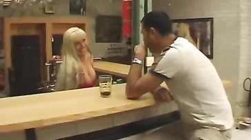 Die Kellnerin schließt die Tür und fickt einen Kunden an der Bar.