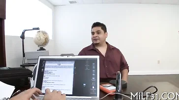 Sexo no trabalho, a secretária monta no meu pau..