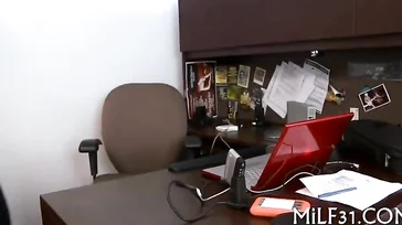 Sexo no trabalho, a secretária monta no meu pau..