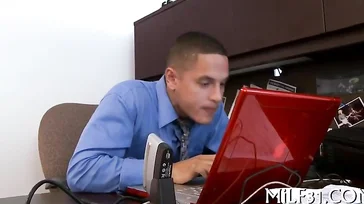 Sexo no trabalho, a secretária monta no meu pau..