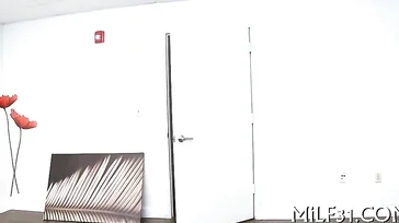 Sexo no trabalho, a secretária monta no meu pau..
