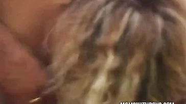 La señora viuda se lo monta con los amigos de su hijo..