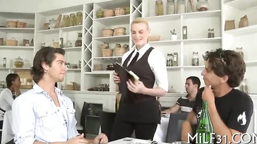 Sie starren die ganze Zeit auf den Hintern der Kellnerin und Sie würden es nicht glauben ...