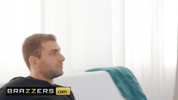 Son fils entre dans la salle de bain et cela la rend très excitée.