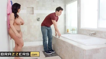 Son fils entre dans la salle de bain et cela la rend très excitée.