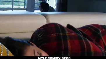 Honey Blossom sorprende a su chico con una lencería sexy..
