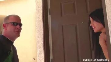 La zorra de su mujer le quiere exprimir hasta la ultima gota..