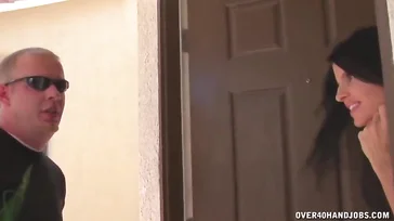 La zorra de su mujer le quiere exprimir hasta la ultima gota..