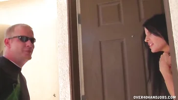 La zorra de su mujer le quiere exprimir hasta la ultima gota..