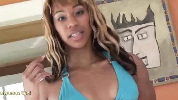 La ragazza nera apre la sua figa in un modo incredibile, che sgualdrina che è...