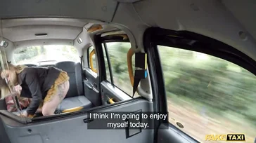 Mulher madura com belos peitos transando com o taxista, que vagabunda ela é..
