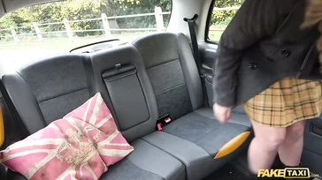 Mulher madura com belos peitos transando com o taxista, que vagabunda ela é..