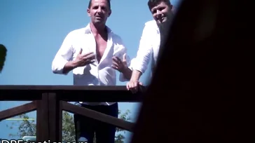 Diese geile Milf braucht zwei Schwänze, um glücklich zu sein!