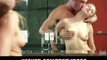 Avant la douche, quoi de mieux qu'une bonne fellation ?