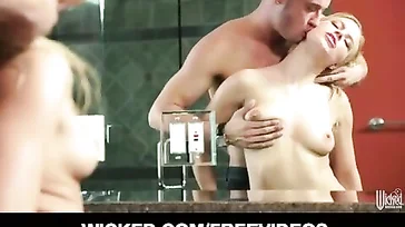Avant la douche, quoi de mieux qu'une bonne fellation ?