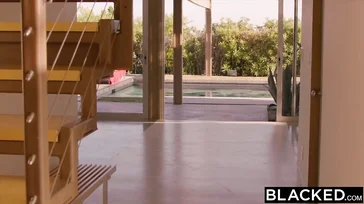 Quel visage de plaisir fait la blonde en avalant la bite noire.