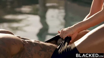 Quel visage de plaisir fait la blonde en avalant la bite noire.