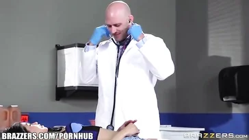 O médico inspeciona muito bem a bunda de Verônica Rodriguez