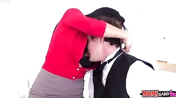 No final ele tem que foder a sogra, que tesão ela é...