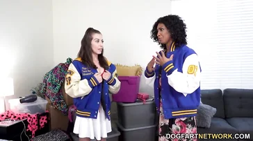 Dois bons amigos brincando com um bom pau de borracha.