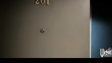 Ava Addams verbringt das Wochenende im Haus ihres neuen Liebhabers.