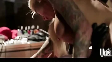 Alla fine la bionda matura finisce per farsi scopare dal tatuatore.