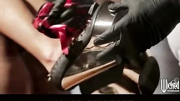 Alla fine la bionda matura finisce per farsi scopare dal tatuatore.
