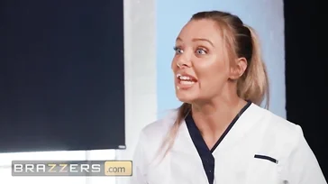 Adriana Chechik liegt auf diesem Schwanz und reitet.