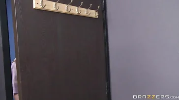 Der Chef hat Geburtstag und sie macht für ihn die Beine breit.