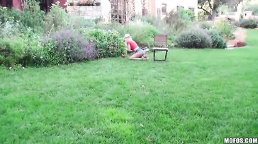 Frau Alix Lynx fickt im Garten!