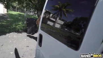 Sie haben diese Latina in den Van gesetzt, um sie zu ficken.