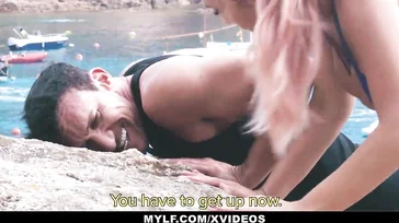 Briana Banderas scopa duramente sulla spiaggia..