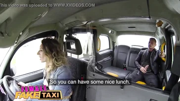 Die Taxifahrerin steigt nach hinten ein, um ihren Fahrgast zu ficken.