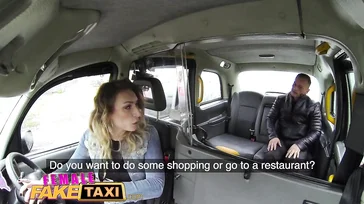 Die Taxifahrerin steigt nach hinten ein, um ihren Fahrgast zu ficken.
