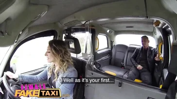Die Taxifahrerin steigt nach hinten ein, um ihren Fahrgast zu ficken.