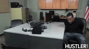 La policía se pone a comerle todo el rabo al delincuente negro..