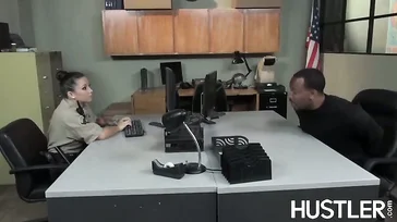 La policía se pone a comerle todo el rabo al delincuente negro..