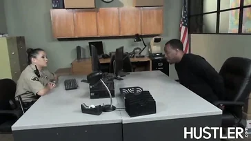 La policía se pone a comerle todo el rabo al delincuente negro..